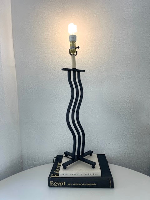 Post modern Memphis style wavy table lamp