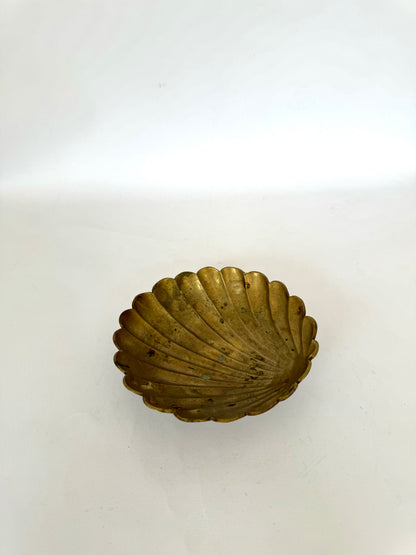 MCM brass footed scallop clam shell catchall