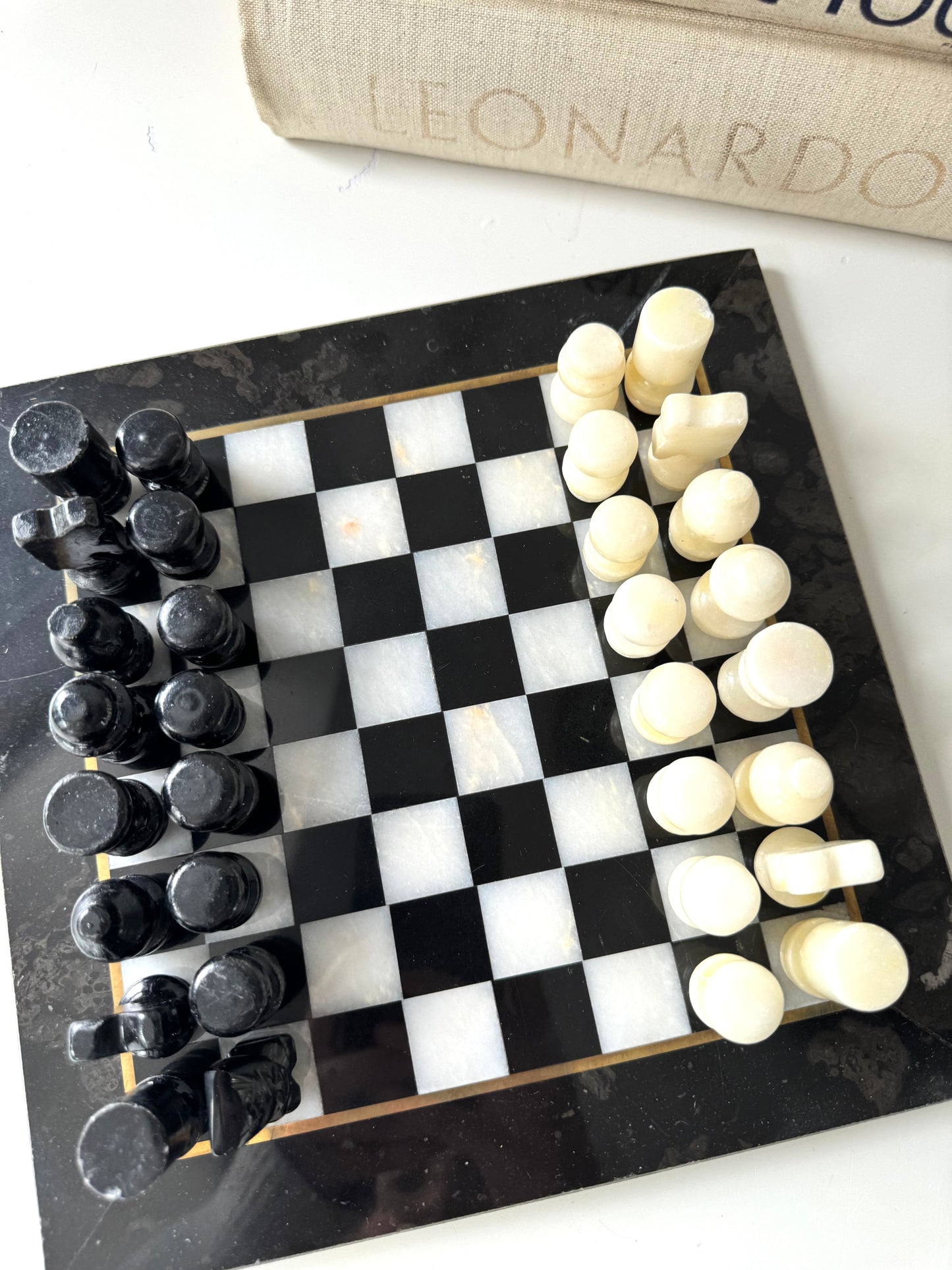 VTG Black + white marble chess set w/ gold outlining| pieces included