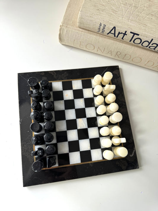 VTG Black + white marble chess set w/ gold outlining| pieces included