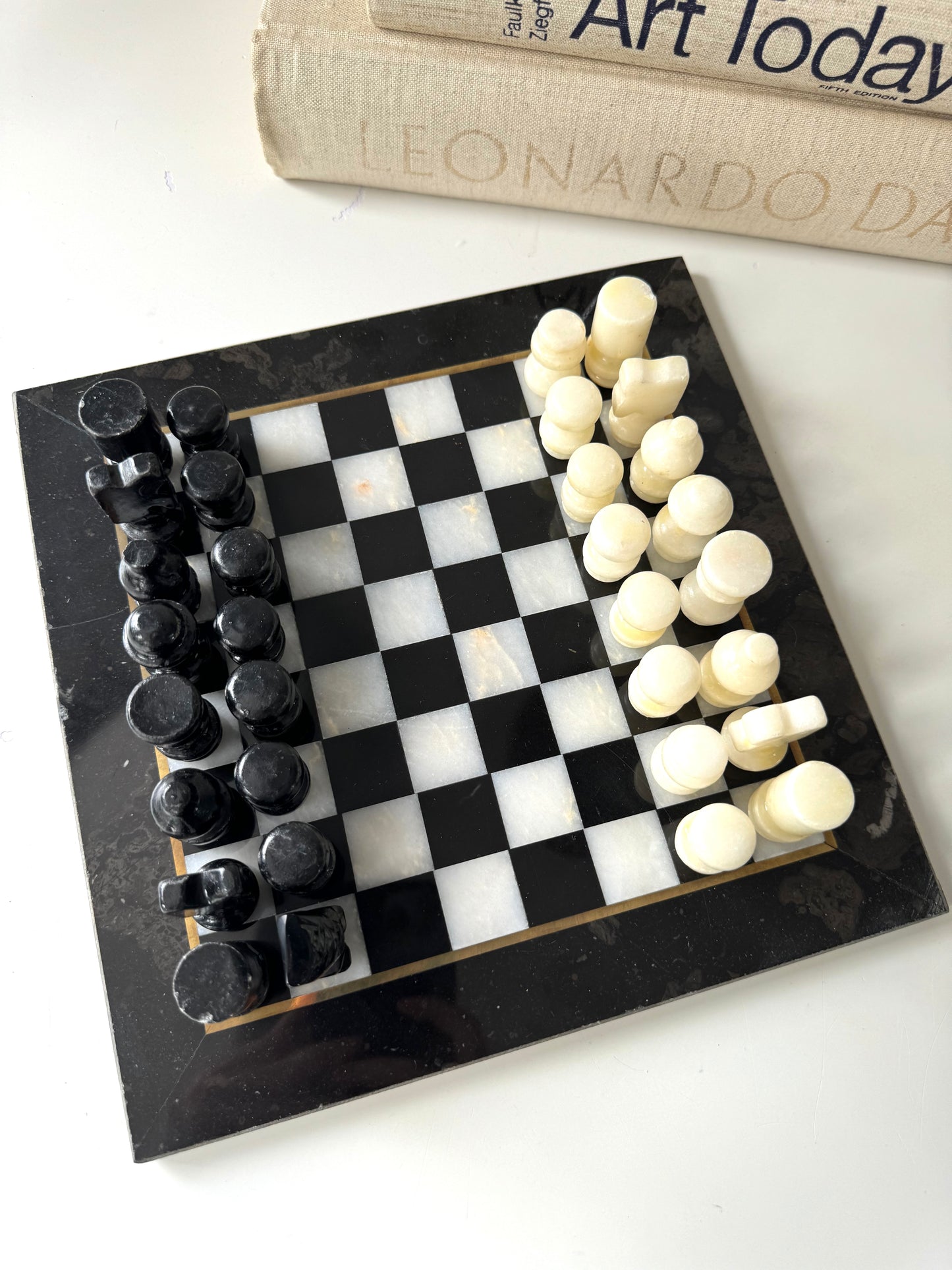 VTG Black + white marble chess set w/ gold outlining| pieces included