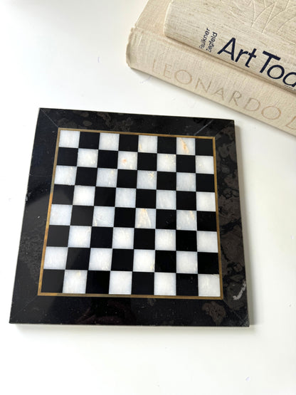 VTG Black + white marble chess set w/ gold outlining| pieces included