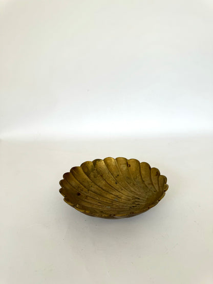 MCM brass footed scallop clam shell catchall